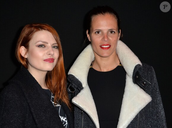 Les pétillantes Elodie Frégé et Laure Manaudou arrivent au défilé de mode "Guy Laroche", collection prêt-à-porter Automne-Hiver 2014/2015, au Grand Palais à Paris. Le 26 février 2014