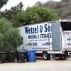 Un camion de déménagement devant la maison de Katy Perry, à Los Angeles le 26 février 2014.