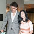 Katy Perry, au bras de John Mayer, sort du club "Friars Club Roast of Don Rickles" au Waldorf Astoria à New York. Le 24 juin 2013.