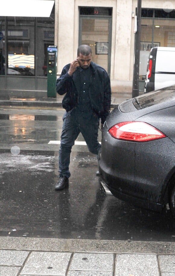Ce jeudi 27 février, Kanye West a assisté au défilé Balenciaga automne-hiver 2014-2015, qui a eu lieu à L'Observatoire. Paris, le 27 février 2014.