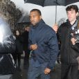Kanye West, matinal malgré la pluie, arrive à L'Observatoire pour assister au défilé Balenciaga automne-hiver 2014-2015. Paris, le 27 février 2014.