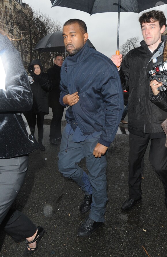Kanye West, matinal malgré la pluie, arrive à L'Observatoire pour assister au défilé Balenciaga automne-hiver 2014-2015. Paris, le 27 février 2014.
