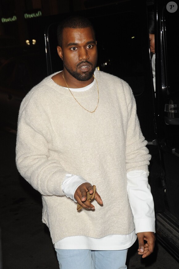 Kanye West arrive à l'hôtel Costes à Paris, le 26 février 2014.