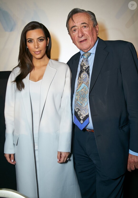 Kim Kardashian et l'homme d'affaires Richard Lugner, qu'elle accompagnera au bal de l'Opéra de Vienne, donnent une conférence de presse. Vienne, le 27 février 2014.