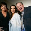 Kim Kardashian, en conférence de presse à Vienne avec sa mère Kris Jenner et l'homme d'affaires Richard Lugner, qu'elle accompagnera au bal de l'Opéra de Vienne. Vienne, le 27 février 2014.