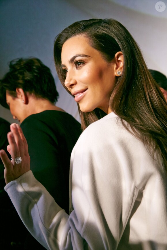 Kim Kardashian, radieuse en conférence de presse à Vienne avec le millionnaire Richard Lugner, qu'elle accompagnera au bal de l'Opéra de Vienne. Vienne, le 27 février 2014.