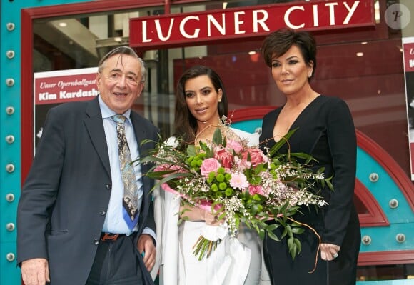 Richard Lugner, Kim Kardashian et Kris Jenner, de passage au centre commercial Lugner City. Vienne, le 27 février 2014.