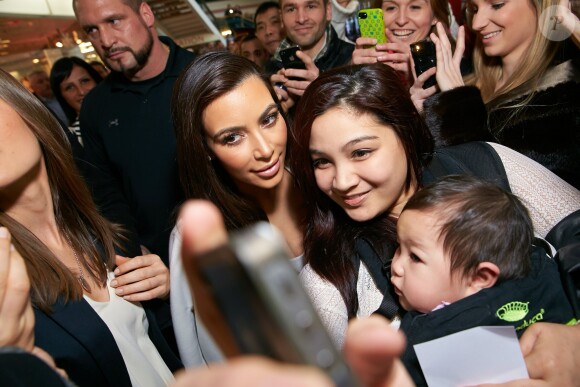 Bain de foule pour Kim Kardashian, de passage au centre commercial Lugner City pour une séance de dédicaces. Vienne, le 27 février 2014.