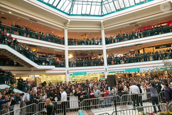 Une foule impressionnante s'est rassemblée au Lugner City, où Kim Kardashian a pris part à une séance de dédicaces. Vienne, le 27 février 2014.