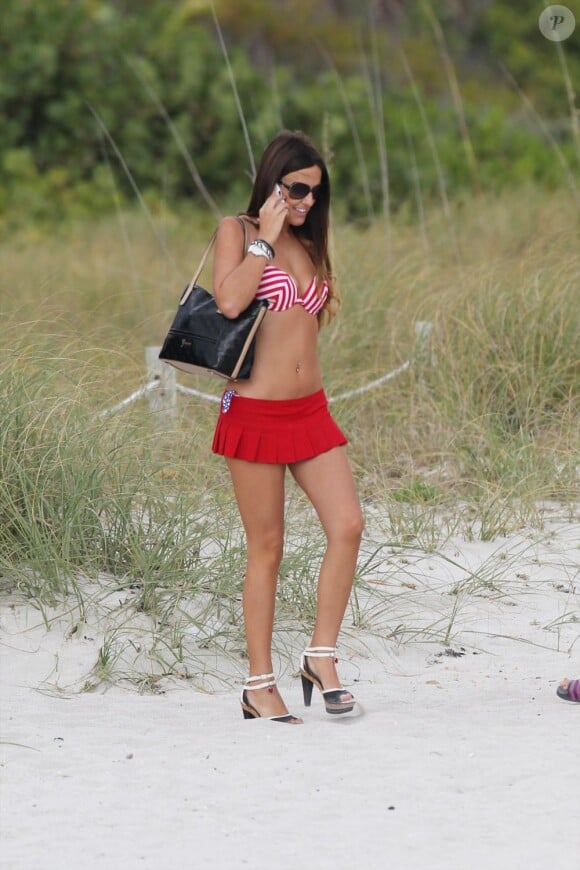 Claudia Romani profite d'une belle journée sur la plage à Miami avec son chéri Filippo Inzaghi. Le 26 décembre 2012.
