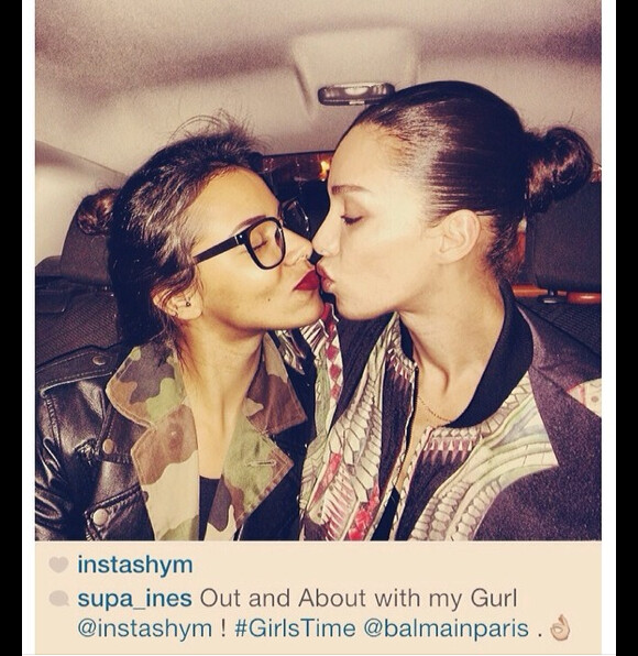 Shy'm et Inès Rau sur le point d'échanger un baiser à Paris le 27 février 2014.