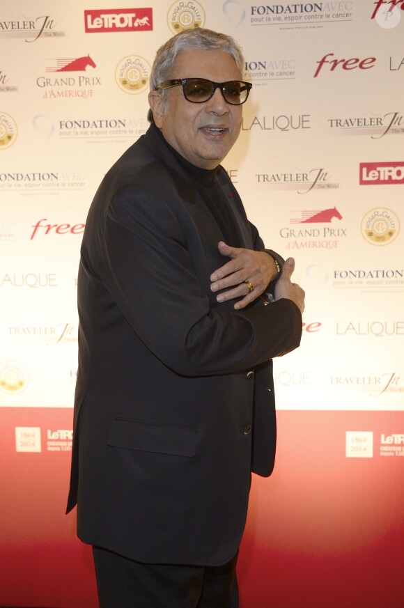 Enrico Macias lors du dîner de gala du 93e Grand Prix d'Amérique au Pavillon d'Armenonville le 25 janvier 2014