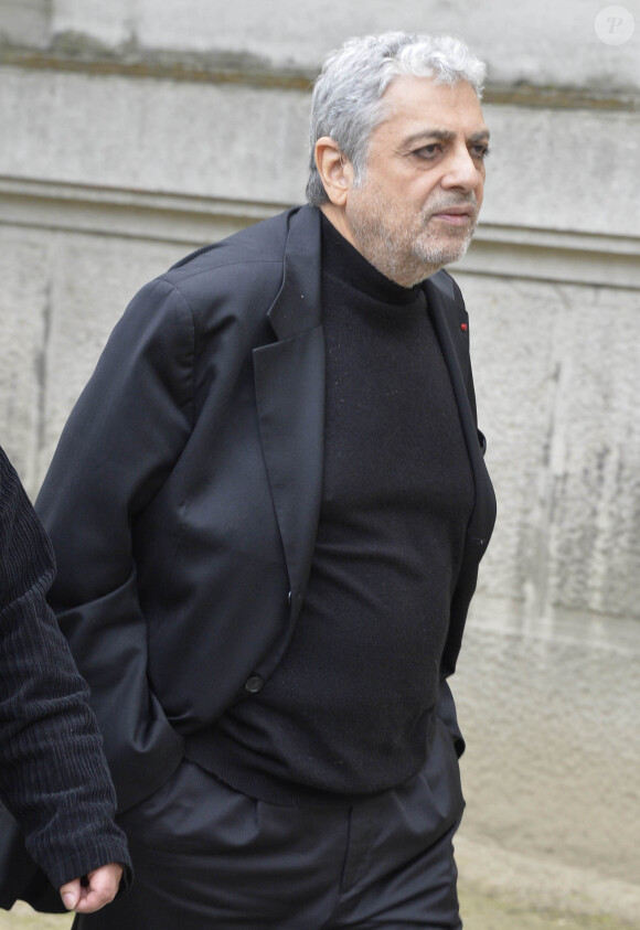 Enrico Macias lors des obsèques de Georges Moustaki au cimetière du Père Lachaise à Paris le 27 mai 2013