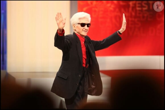 Alain Resnais recevant le prix exceptionnel au Festival de Cannes 2009 pour le film Les Herbes folles