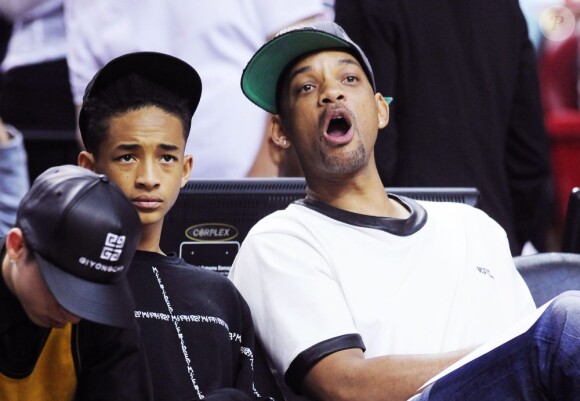 Will Smith et son fils Jaden lors du match entre Miami Heat et les Chicago Bulls à l'AmericanAirlines Arena à Miami, le 15 mai 2013.