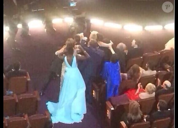 Le selfie vu de dos... avec la pauvre Liza Minnelli (en bleu) tentant désespérement d'y apparaître.