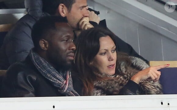 Thomas N'Gijol et sa compagne enceinte Karole Rocher - People au match du championnat de France de football entre le PSG et Marseille au Parc des Princes à Paris le 2 mars 2014.