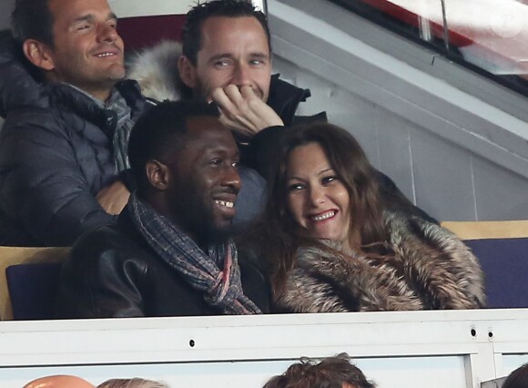 Thomas Ngijol et sa compagne enceinte Karole Rocher lors du match entre le Paris Saint-Germain et l'Olympique de Marseille au Parc des Princes à Paris, le 2 mars 2014
