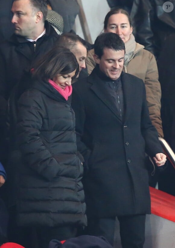 Anne Hidalgo et Manuel Valls lors du match entre le Paris Saint-Germain et l'Olympique de Marseille au Parc des Princes à Paris, le 2 mars 2014