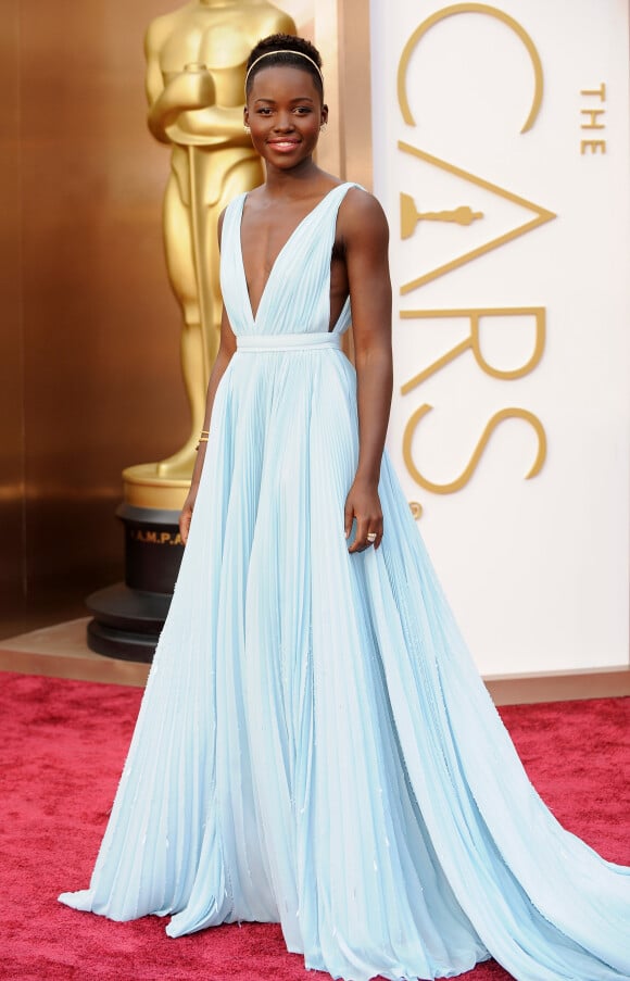 Lupita Nyong'o a ébloui dans une robe Prada, pour assister à la 86e cérémonie des Oscars à Hollywood, le 2 mars 2014.