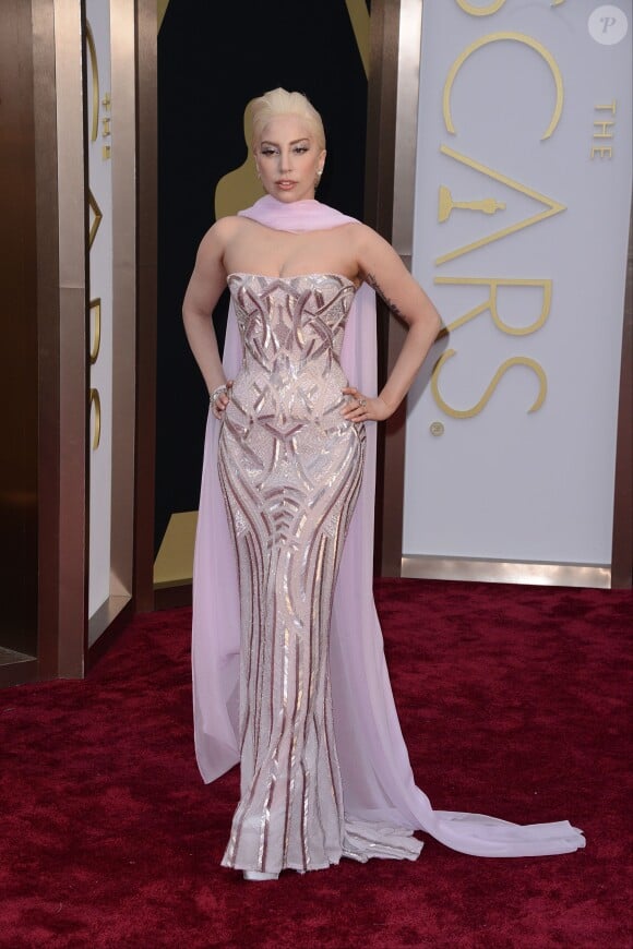 Lady Gaga arrive dans une robe Versace à la 86e cérémonie des Oscars à Los Angeles.