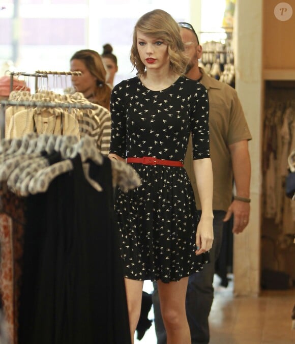 Taylor Swift fait du shopping à Los Angeles le 24 février 2014.