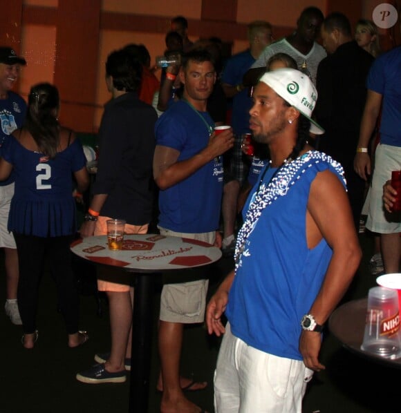 Le joueur de foot Ronaldinho en charmante compagnie lors du carnaval de Bahia au Brésil le 2 mars 2014.