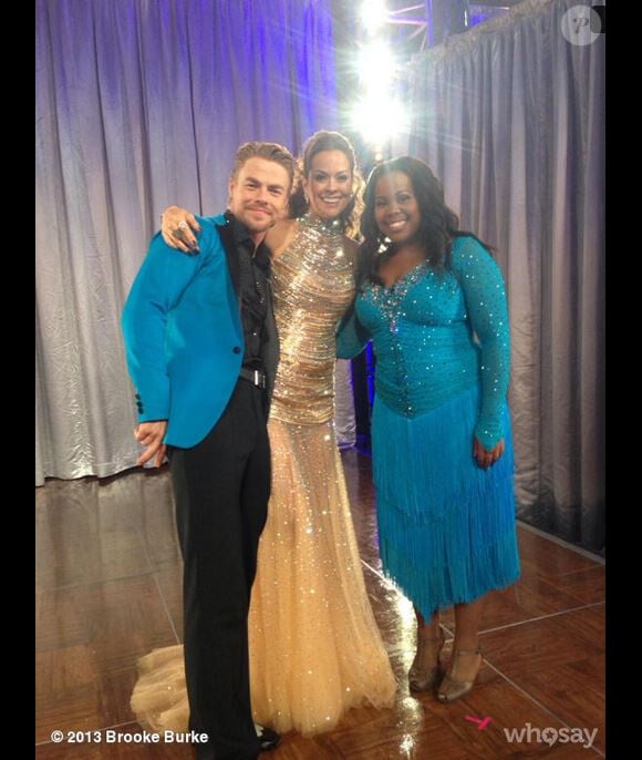 Brooke Burke pose avec Derek Hough et Amber Riley, champions de la 17e saison de Dancing with the Stars, 2013.