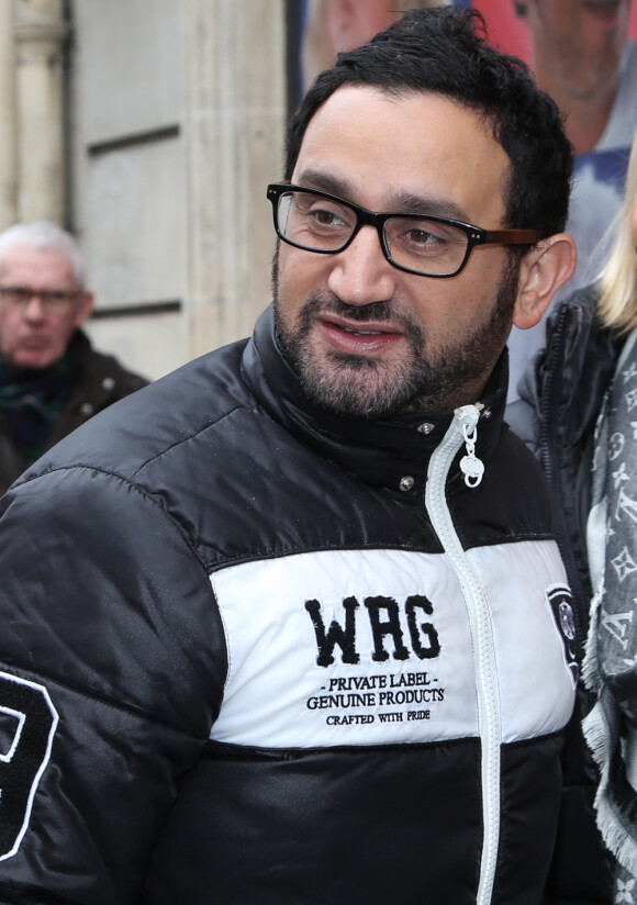 Exclusif - Cyril Hanouna se rend dans les locaux de la radio Europe 1 pour l'enregistrement de son émission "Les pieds dans le plat" à Paris le 4 décembre 2013.