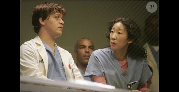 Sandra Oh et T.R. Knight dans Grey's Anatomy.
