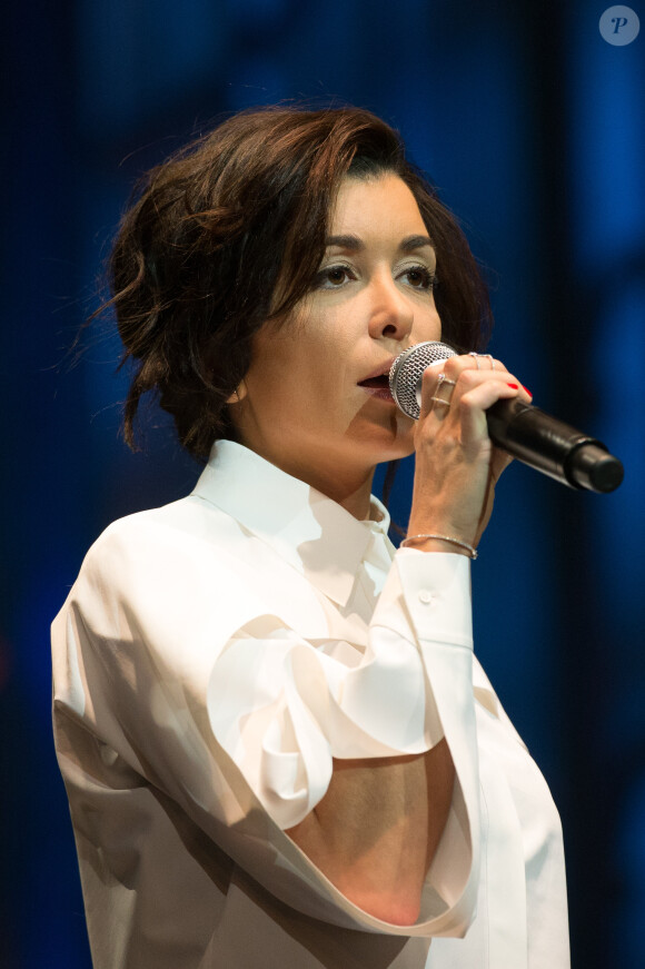 Exclusif - Jenifer chante pour la soirée Disney au théâtre Mogador à Paris le 4 décembre 2013.