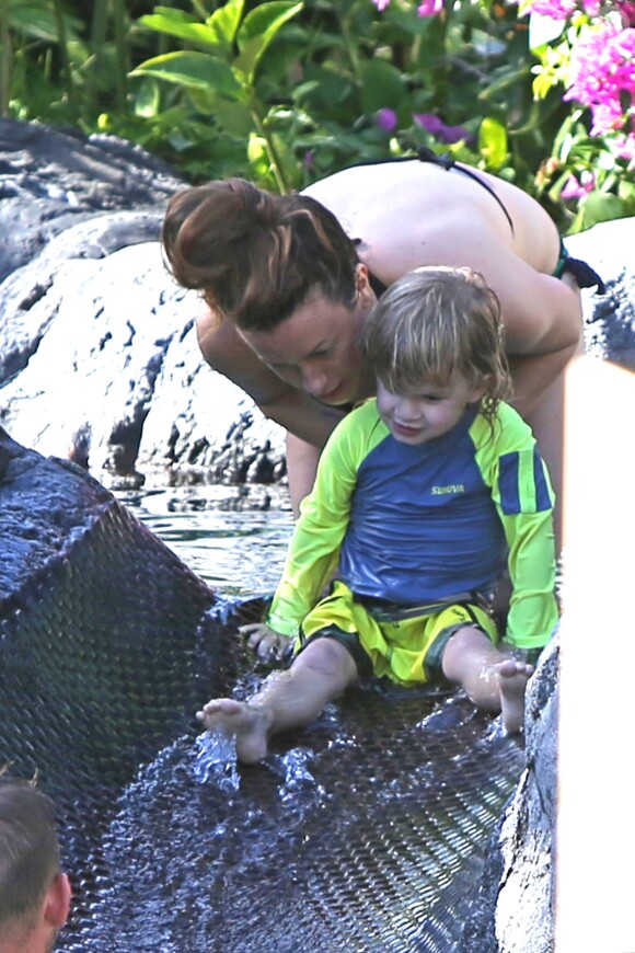 Alanis Morissette et son petit Ever, le 25 décembre 2013 à Hawaii.