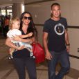 Alanis Morissette, son mari Mario Treadway et leur fils Ever à l'aéroport de Los Angeles, le 23 août 2013.
