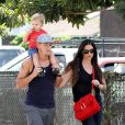 Alanis Morissette en compagnie de son mari Mario Treadway et de leur fils Ever à Los Angeles, le 23 septembre 2012.