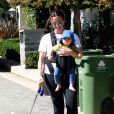 Alanis Morissette en balade avec son fils Ever et son chien Circus à Los Angeles, le 23 août 2011.