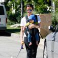 Alanis Morissette en balade avec son fils Ever et son chien Circus à Los Angeles, le 23 août 2011.