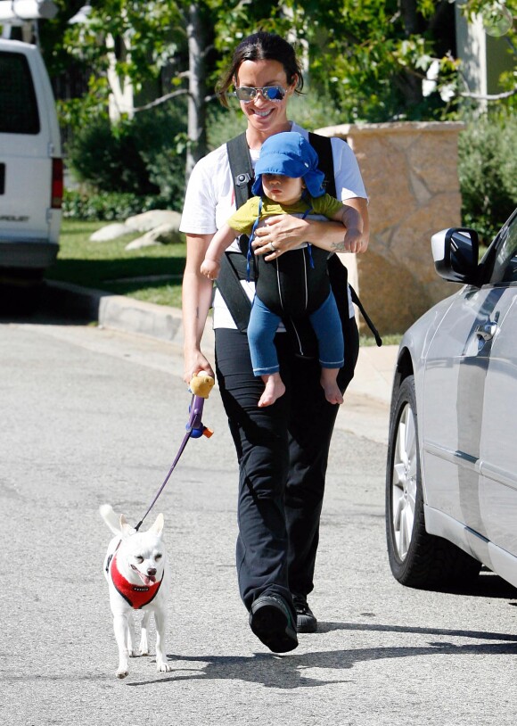 Alanis Morissette en balade avec son fils Ever et son chien Circus à Los Angeles, le 23 août 2011.