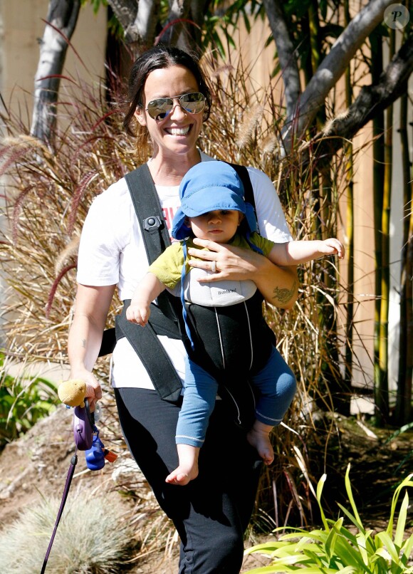 Alanis Morissette en balade avec son fils Ever et son chien Circus à Los Angeles, le 23 août 2011.