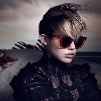 Miley Cyrus : La muse de Marc Jacobs prépare un été chic