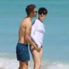 Anne Hathaway et son mari Adam Shulman profitent de la plage à Miami, le 9 mars 2014.