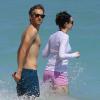 Anne Hathaway et son mari Adam Shulman profitent de la plage à Miami, le 9 mars 2014.
