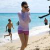 Anne Hathaway intimidée, se cacher pendant ses vacances à la plage à Miami, le 9 mars 2014.