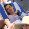 Anne Hathaway intimidée, se cacher pendant ses vacances à la plage à Miami, le 9 mars 2014.