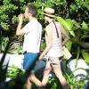 Anne Hathaway et son mari se détendent pendent leurs vacances à Miami, le 9 mars 2014.