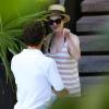 Anne Hathaway et son mari se détendent pendent leurs vacances à Miami, le 9 mars 2014.