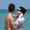 Anne Hathaway amoureuse, avec son mari Adam Shulman à Miami Beach le 9 mars 2014.