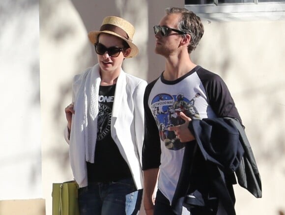 Anne Hathaway et son mari Adam Shulman se promènent à Miami après avoir déjeuné au restaurant, le 9 mars 2014.