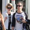 Anne Hathaway et son mari Adam Shulman se promènent à Miami après avoir déjeuné au restaurant, le 9 mars 2014.