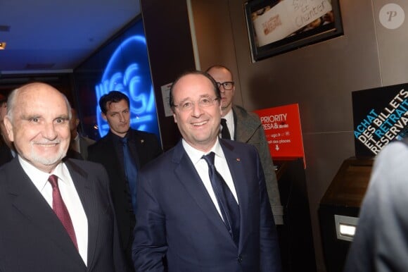 François Hollande et Jean-Louis Livi sont passés saluer la 9e cérémonie des Globes de Cristal au Lido à Paris, le 10 mars 2014.