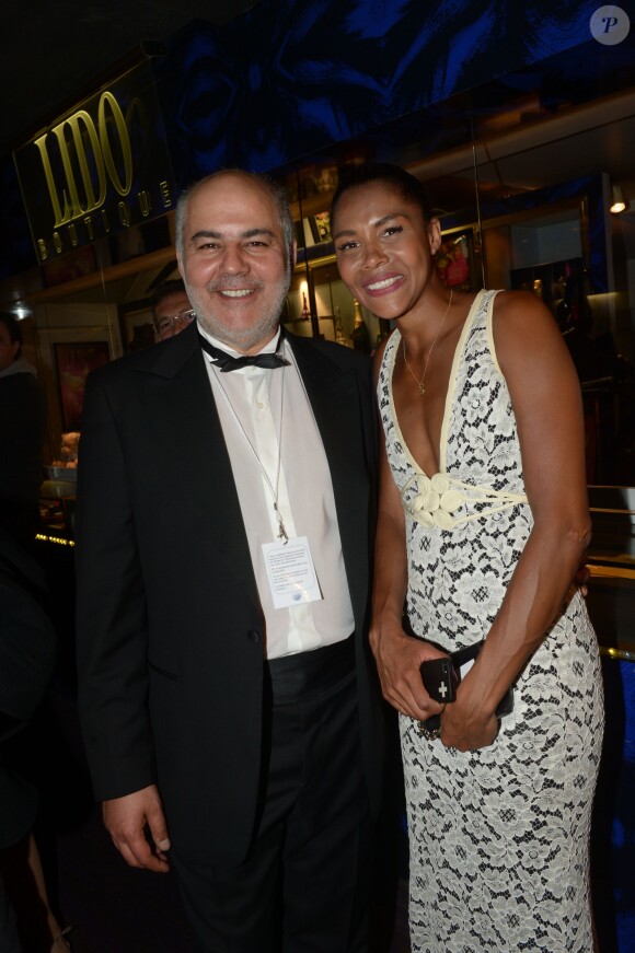 Serge Benaïm (Producteur des Globes de Cristal) et Ayo lors de la 9e cérémonie des Globes de Cristal au Lido à Paris, le 10 mars 2014.